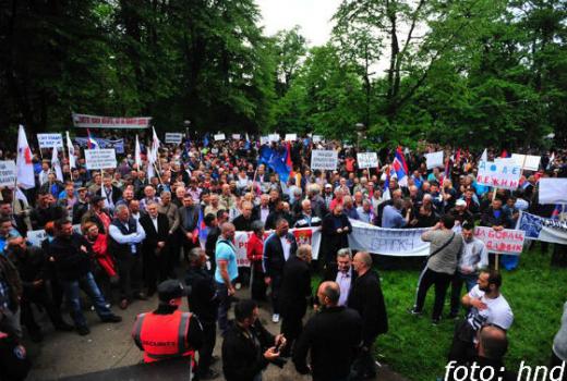 Tri napada na novinare tokom protesta u Banjoj Luci