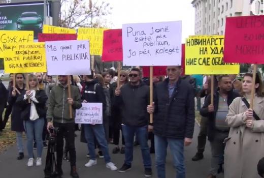 Novinari u Skoplju protestovali zbog odluke suda koja govori o tome “ko smije, a ko ne smije raditi kao novinar”